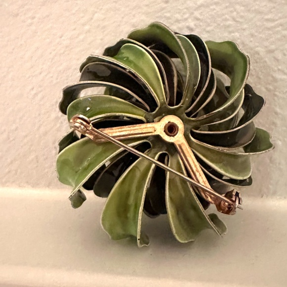 Vintage Green Enamel Chrysanthemum Flower Brooch, Pin - Picture 3 of 5
